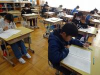 問題に取り組む子供たち