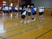 輪を後ろの人におくりましょう