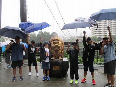 吊り橋は雨