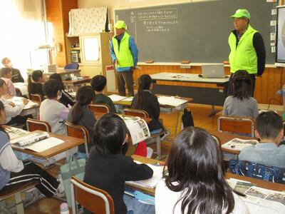 日々の仕事を教えてくれています