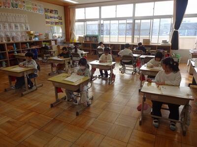 真剣に問題を解いています